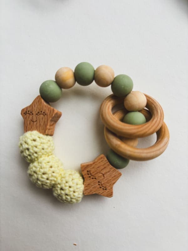 Зелений прорізувач для зубів з зірочками